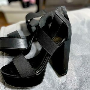Gorgeous platform pumps strappy black